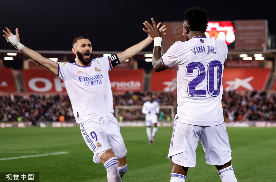 东契奇豪取30+2+10无缘最佳，詹姆斯30+8+8演绎赛季巅峰